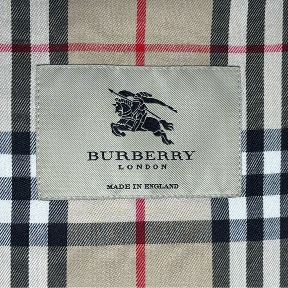 Burberry Women's Trench Coat - Timeless Elegance and British Heritage ๐ - Picture 5 of 7